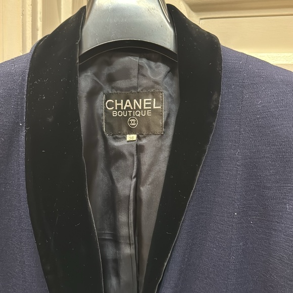 Chanel gorgeous blazer.  Navy with black velvet trim in excellent condition - Picture 4 of 5
